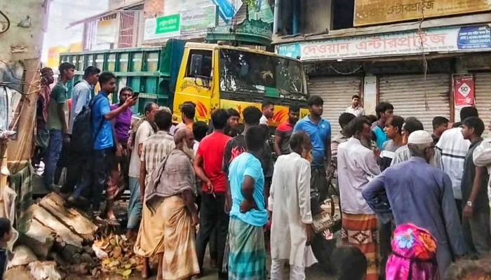 নলডাঙ্গায় ট্রাকচাপায় ভ্যান চালক নিহত, আহত ১