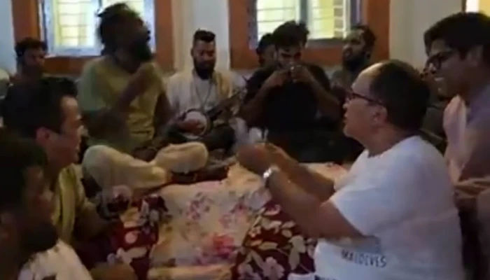 মধ্যরাতে গানের আসরে টাকা ছিটিয়ে ভাইরাল এমপি জসিম উদ্দিন
