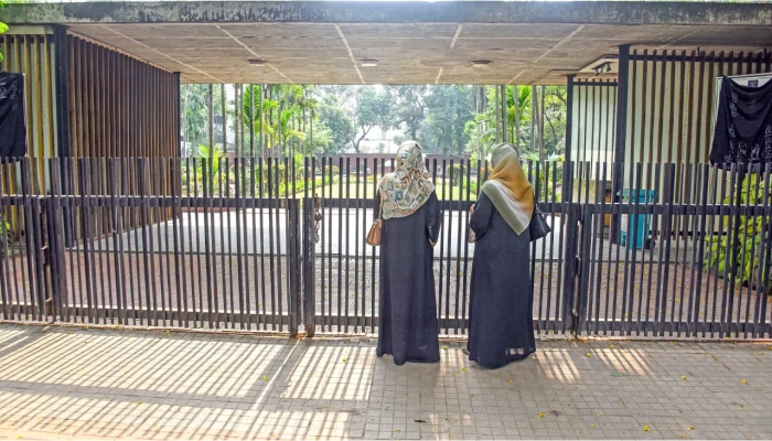 ঢাবিতে অবরুদ্ধ কবি নজরুলের সমাধি, দর্শনার্থীদের ক্ষোভ
