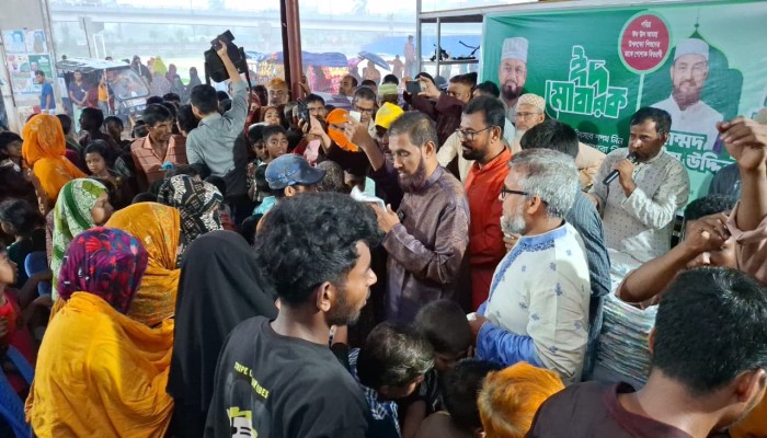 রাজধানীতে শিশুদের জন্য জামায়াতের ঈদ পোশাক বিতরণ