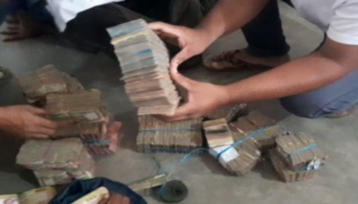 কুড়িগ্রামে মাইক্রোবাস দুর্ঘটনায় আহত ২, গাড়ির ভিতরে থাকা ৪ লক্ষ টাকা অক্ষত