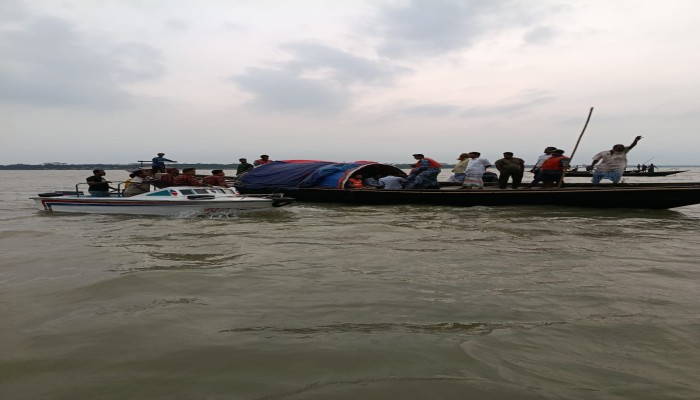 হিজলায় নৌকাডুবি,বাবা-ছেলেসহ তিনজন নিখোঁজ