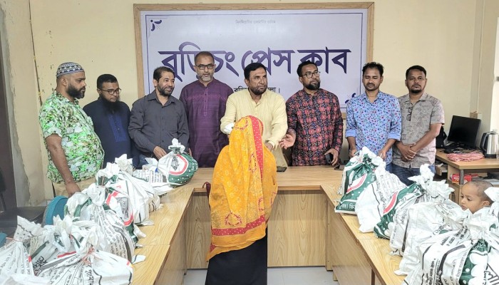 বুড়িচংয়ে সুবিধাবঞ্চিতদের মাঝে ঈদ সামগ্রী বিতরণ