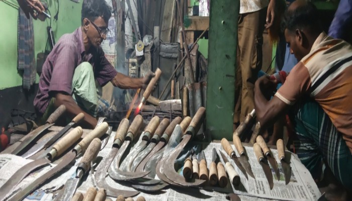 পবিত্র-ঈদুল আযহা'র একদিন বাকি কর্মব্যস্ততায় কামার শিল্পের কারিগররা