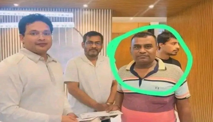নিষিদ্ধ ঘোষিত আওয়ামীলীগ নেতাকর্মীদের ‘বিএনপির ঈদ উপহার’ প্রদান, বনানীতে তুমুল সমালোচনা