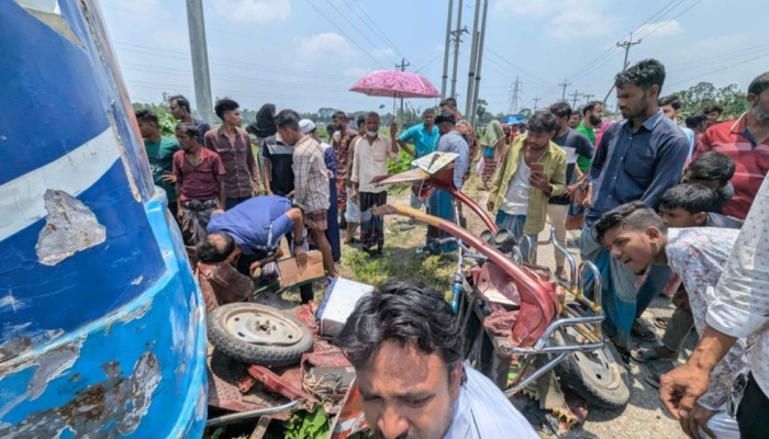 নেত্রকোনায় বাসচাপায় অটোরিকশার ৩ যাত্রী নিহত, আহত ৫
