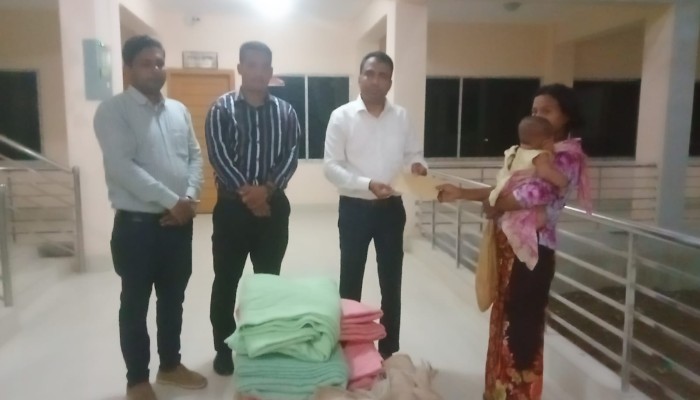 ঘুমধুমে মাইন বিস্ফোরণে নিহত ৩ পরিবারের মাঝে উপজেলা প্রশাসনের মানবিক সহায়তা প্রদান