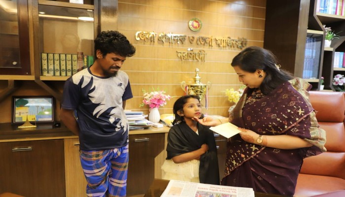 নরসিংদী রেল দুর্ঘটনা: নিহত পরিবারের পাশে জেলা প্রশাসন