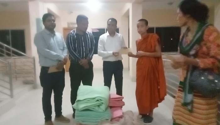ঘুমধুমে মাইন বিস্ফোরণে নিহত ৩ পরিবারের মাঝে উপজেলা প্রশাসনের মানবিক সহায়তা প্রদান