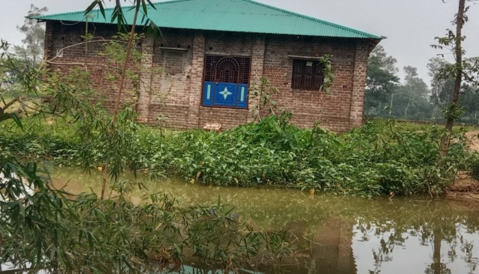 বদরগঞ্জে বসতবাড়ি যাতায়াতের রাস্তা বন্ধ করে দেওয়ার অভিযোগ এক নারীর বিরুদ্ধে।