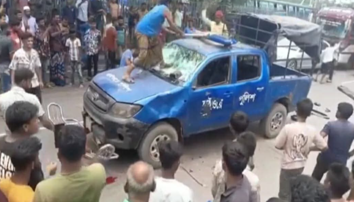 ​বুড়িচংয়ে মহাসড়কে হাইওয়ে পুলিশের গাড়িতে হামলা, ভাঙচুর