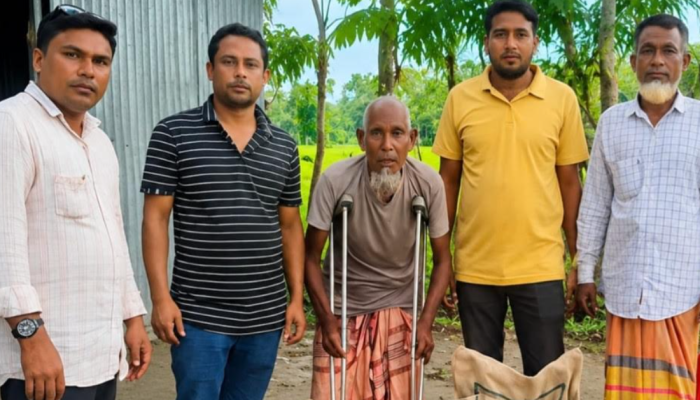কুড়িগ্রামের শতবর্ষী বৃদ্ধ হাফিজ উদ্দিনের ঘরে পৌঁছালো প্রধানমন্ত্রীর খাদ্য সহায়তা