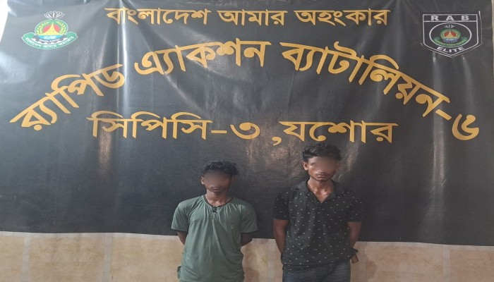 যশোরে হত্যা মামলার দুইজন পলাতক আসামিকে গ্রেফতার করেছে র‌্যাব।