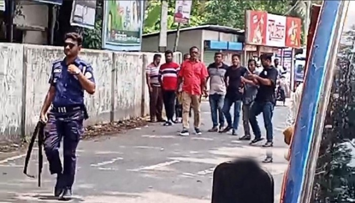 উজিরপুরে বিএনপি-ইসলামী আন্দোলনের নেতাকর্মীদের মধ্যে ধাওয়া-পাল্টা ধাওয়া