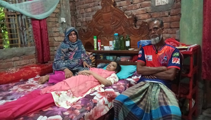 ৯ বছর ধরে বিছানায় বন্দি মুন্নি, হাতের টিউমার অপারেশনে প্রয়োজন ২ লাখ টাকা