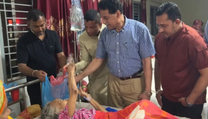 ঢাকা পোস্টে সংবাদ প্রকাশের পর সেই বৃদ্ধাকে দেখতে গেলেন এমপি