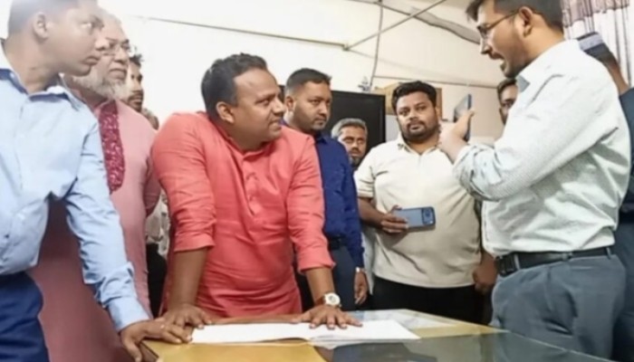 মেহেন্দিগঞ্জ স্বাস্থ্য কর্মকর্তাকে প্রতিমন্ত্রীর কড়া হুঁশিয়ারি ‘হয় কাজ করবেন, না হলে চলে যাবেন