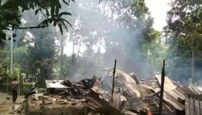 বরিশালে ইজিবাইকচালক হত্যা মামলার অভিযুক্তদের বাড়িতে আগুন
