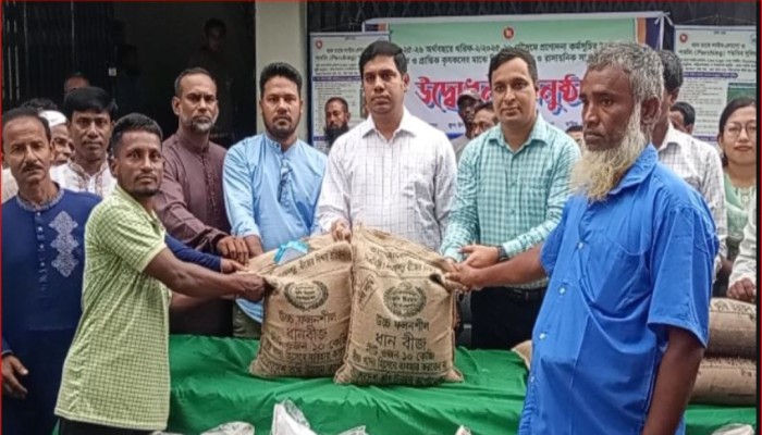 ফুলবাড়ীতে ৩ হাজার ৫০০ কৃষকের মাঝে বিনামূল্যে আমন বীজ ও সার বিতরণ কার্যক্রমের উদ্বোধন