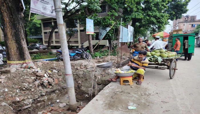 স্বাস্থ্য কমপ্লেক্সের গেইট-প্রাচীর নির্মাণে অনিয়মের অভিযোগ: কালীগঞ্জে ৩ সদস্যের মনিটরিং কমিটি গঠন