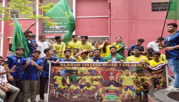 রাজশাহী কলেজে ব্রাজিল সমর্থকদের বর্ণাঢ্য শোভাযাত্রা