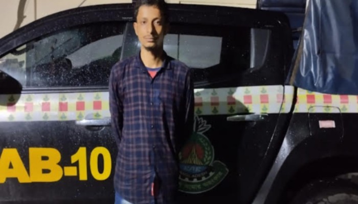 ফরিদপুর বোয়ালমারী এলাকা হতে একাধিক ডাকাতি মামলায় ১০ বছরের সাজাপ্রাপ্ত আসামি শফিকুল ইসলাম (৩০)’কে গ্রেফতার করেছে র‌্যাব-১০