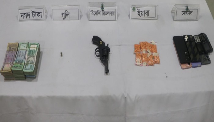 ডিএমপির তালিকাভূক্ত শীর্ষ মাদক ব্যবসায়ী ও অস্ত্রধারী সন্ত্রাসী পিচ্চি মোশারফ বিপুল সংখ্যক ইয়াবা ও ০১টি বিদেশী রিভলবারসহ গ্রেফতার।