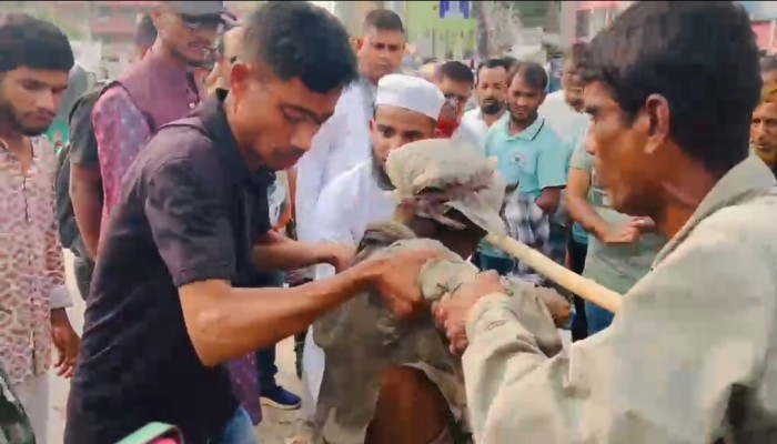 মানবতার উজ্জ্বল দৃষ্টান্ত: অসহায় নারীকে উদ্ধার করে হাসপাতালে ভর্তি করালেন প্রশাসক সিরাজুল ইসলাম