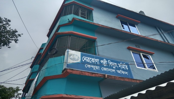 তীব্র লোডশেডিংয়ের ক্ষোভে কেন্দুয়া পল্লী বিদ্যুৎ জোনাল অফিসে ভাঙচুর
