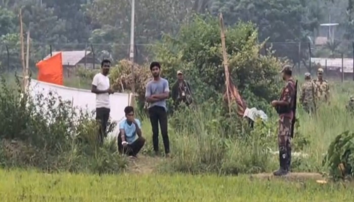 কোন দেশ নেই ১৪ দিন ধরে শুন্যরেখায় খোলা আকাশের নিচে বসবাস করা ৩ যুবকের