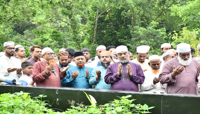 জুলাই গণ-অভ্যুত্থানের দ্বিতীয় বার্ষিকী উপলক্ষে শহীদদের কবর জিয়ারত করলেন জামায়াত নেতৃবৃন্দ