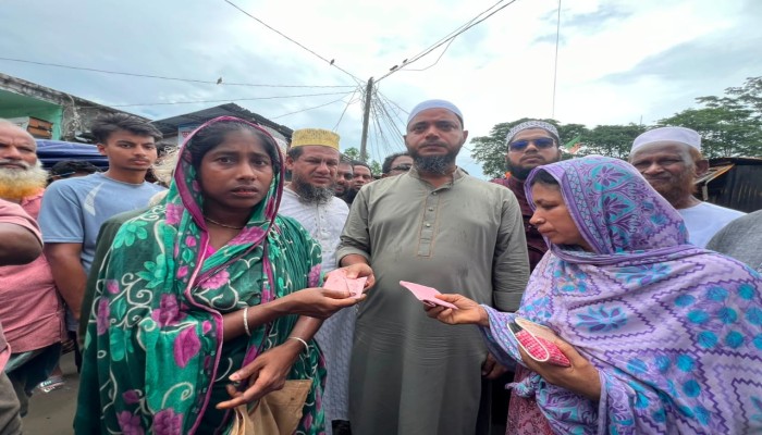 বাউফলে অগ্নিকাণ্ডে ক্ষতিগ্রস্তদের পাশে মানবিক সহায়তা নিয়ে ড. মাসুদ এমপি