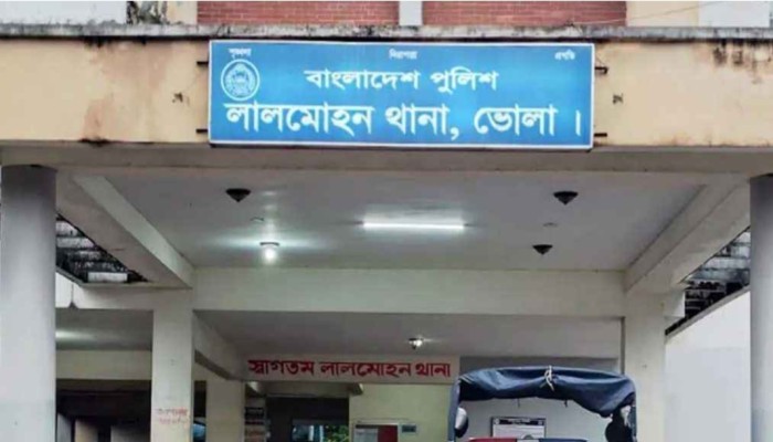 ভোলার লালমোহনে কলেজ ছাত্রকে কুপিয়ে হত্যা, অস্ত্রসহ থানায় হাজির খুনি