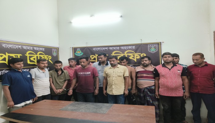 রংপুরে র‍্যাব-১৩-এর অভিযানে আন্তঃজেলা জুয়াচক্রের ১৩ সক্রিয় সদস্য গ্রেফতার, জুয়ার সরঞ্জামাদি জব্দ।
