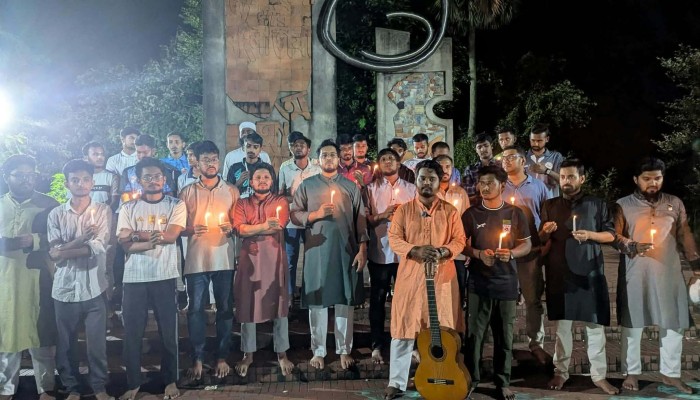 কুবিতে জুলাই গণঅভ্যুত্থানের স্মরণে মোমবাতি প্রজ্বলন ও দ্রোহের গান পরিবেশন