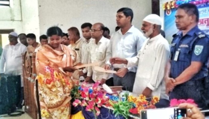 দিনাজপুরের ফুলবাড়ীতে মাদ্রাসা-প্রতিবন্ধীসহ ক্ষুদ্র নৃগোষ্ঠীর মাঝে ১কোটি ৩০লাখ টাকার আর্থিক সহায়তা প্রদান।