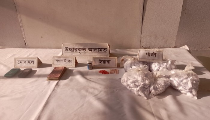রাজধানীর নিউমার্কেট এলাকা হতে প্রায় ৫০ হাজার টাকা মূল্যমানের ইয়াবা ও গাঁজা’সহ ০২ জন মাদক ব্যবসায়ীকে গ্রেফতার করেছে র‌্যাব-১০