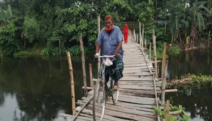 কুড়িগ্রামের নীলকমল নদীতে কাঠের সেতুতে ঝুঁকিপূর্ণ পারাপার, ভোগান্তিতে সাত হাজার মানুষ