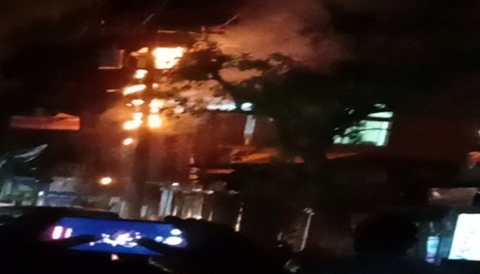 মুলাদী রেইনট্রিতলায় বৈদ্যুতিক শর্ট সার্কিট থেকে ভয়াবহ অগ্নিকাণ্ড।। আতঙ্কিত ব্যবসায়ীরা