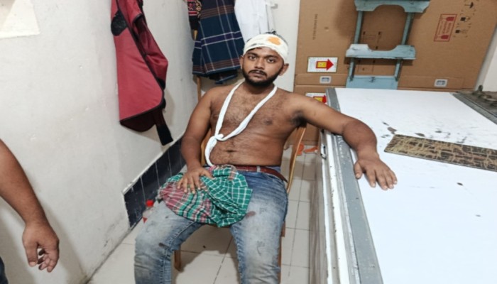 হিজলায় ছাত্রদল নেতার মোটরসাইকেল বহরে হামলা, আহত - ৪