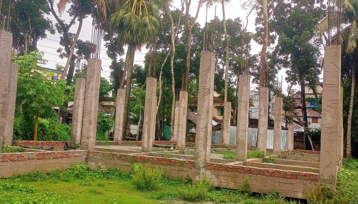 কাউখালী উপজেলা পোস্ট অফিসের ভবন নির্মাণকাজ বন্ধ: ৮ বছর ধরে ভাড়া ঘরে ধুঁকছে ডাকসেবা, চরম ভোগান্তি