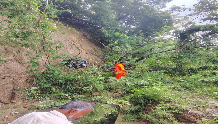 পাহাড় ধ্বসে দোছড়িতে - সড়কে যোগাযোগ বিচ্ছিন্ন, চরম দুর্ভোগে এলাকাবাসী
