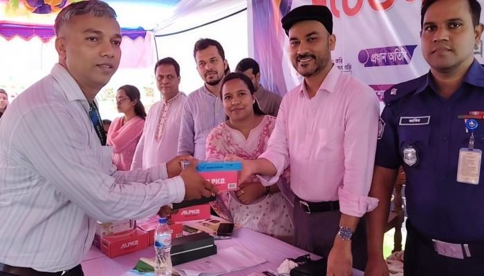 নিরাপদ মাতৃত্বে উৎসাহ: কালীগঞ্জে স্বাভাবিক প্রসবে মা-নবজাতককে শুভেচ্ছা উপহার