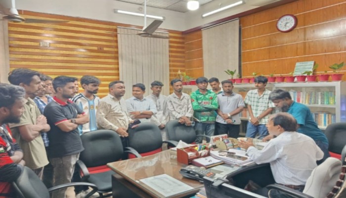 রাজশাহী কলেজ ছাত্রদলের সহযোগিতায় হারানো ফোন ফিরে পেলো শিক্ষার্থী
