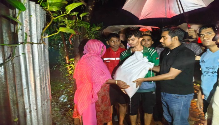 বোয়ালখালীতে পানিবন্দী মানুষের পাশে ইউএনও