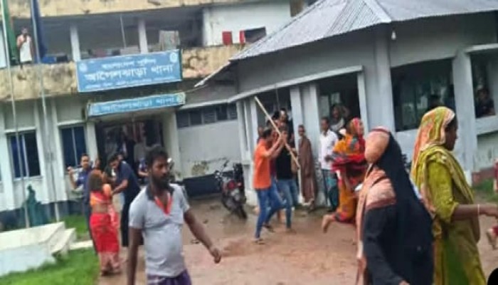 চুরি মামলায় গ্রেপ্তার যুবককে পিটিয়ে হত্যার গুজবে আগৈলঝাড়া থানায় হামলা: ৫ পুলিশসহ আহত ১২
