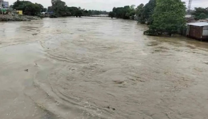নদী আমাগো ভিটামাটি নিয়া গেল। সেই সঙ্গে আমাগো বাজানরেও ছাড়লো না"