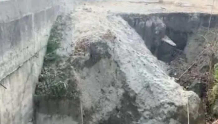 রৌমারীর কাশিয়াবাড়ী সেতুর সংযোগ সড়ক ধসে দুর্ভোগ, দুর্ঘটনার শঙ্কা