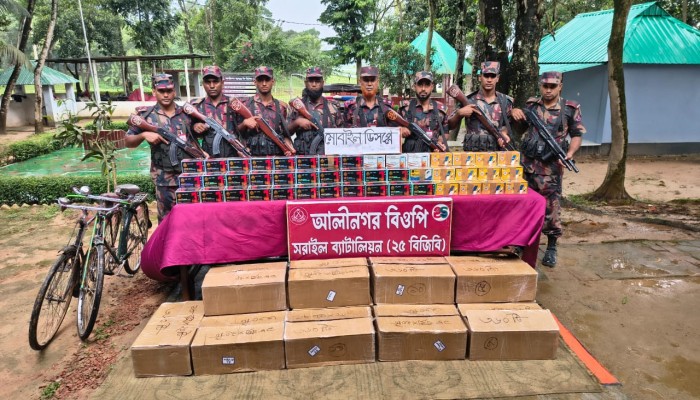 চোরাচালান প্রতিরোধে বিজিবির সাফল্য, বিজয়নগরে কোটি টাকার মোবাইল ডিসপ্লে জব্দ