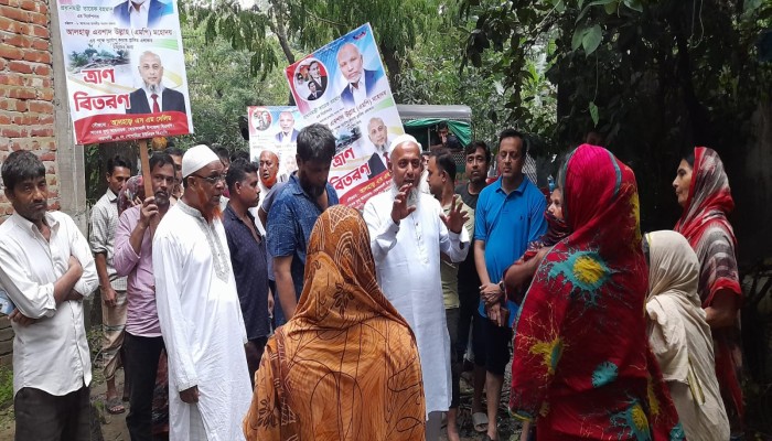 বোয়ালখালী পোপাদিয়া ইউনিয়নে পানিবন্দিদের ত্রান  বিতরণ